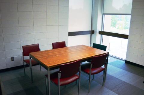 a table that seats 5 